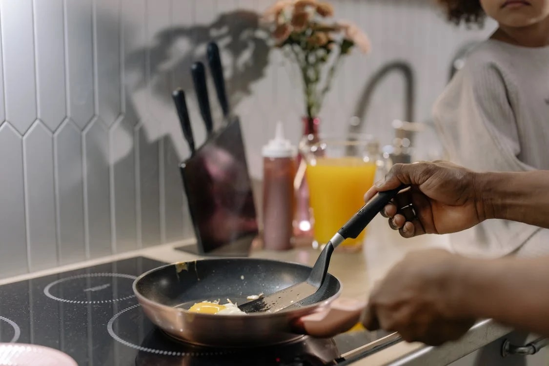 Pessoa cozinhando em fogão de indução